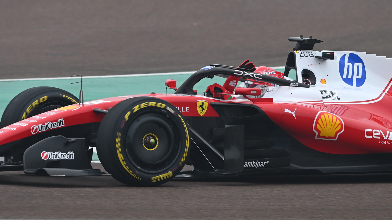 Çarlz Lekler Fioranoda 16 nömrəli Ferrari SF-26 avtomobilini idarə edir
