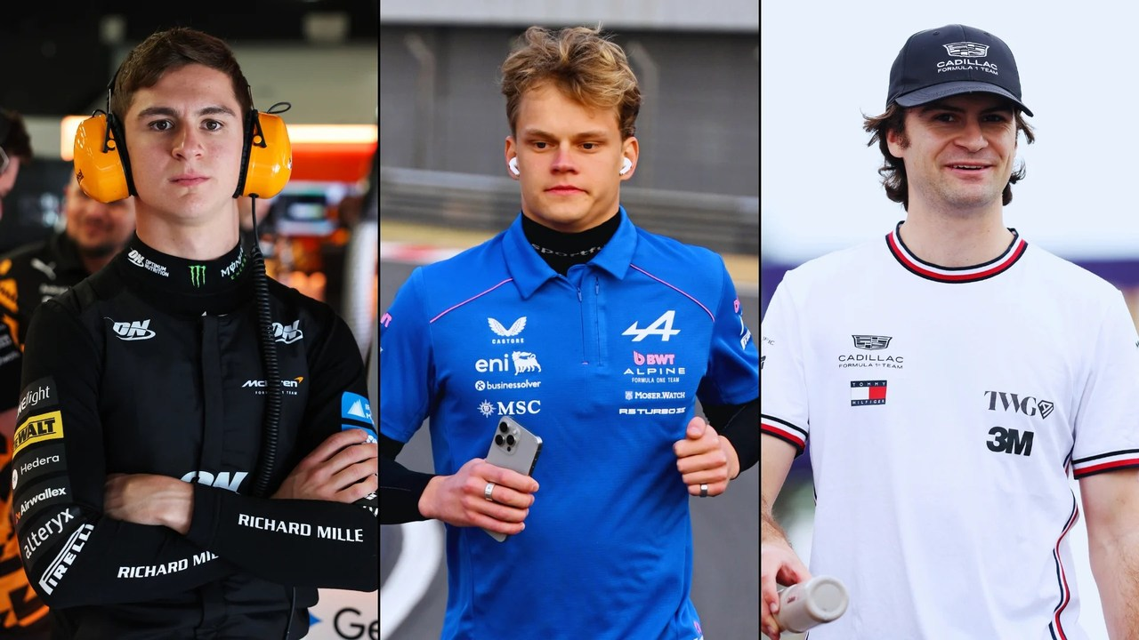 Mladí rezervní jezdci Formule 1 stojí pohromadě v týmovém oblečení