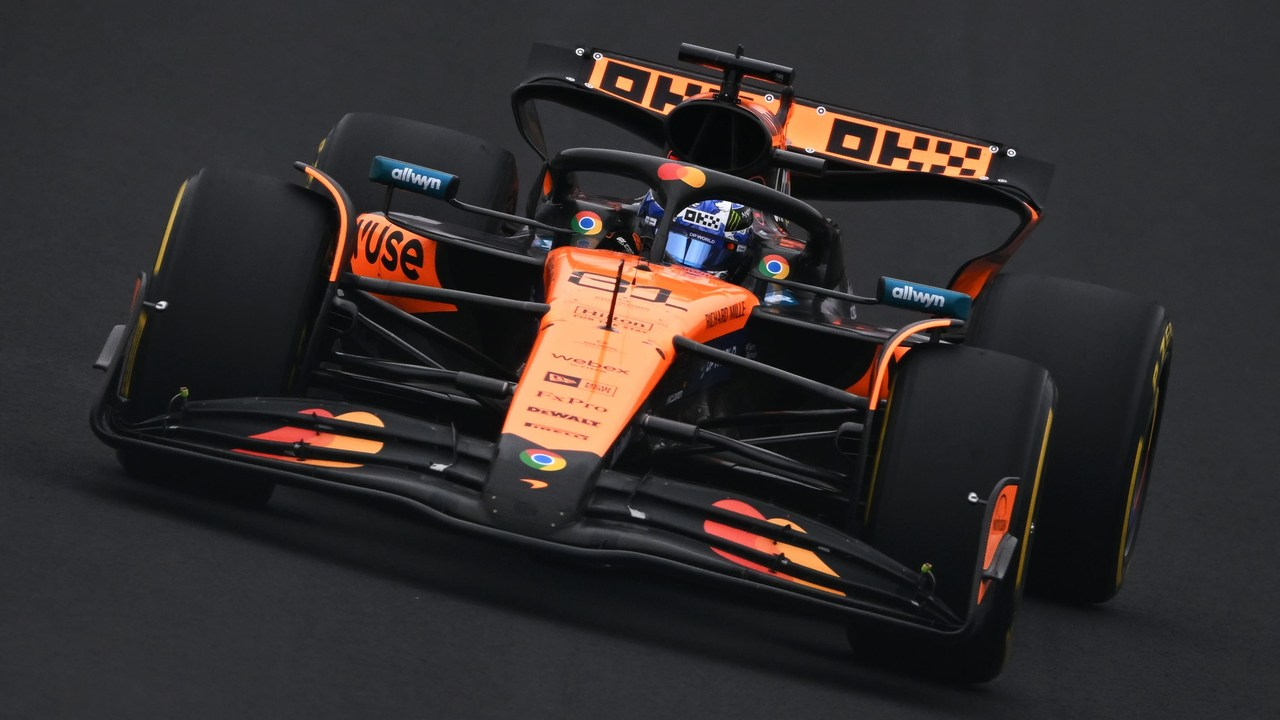 Vůz Formule 1 jede během závodu na okruhu