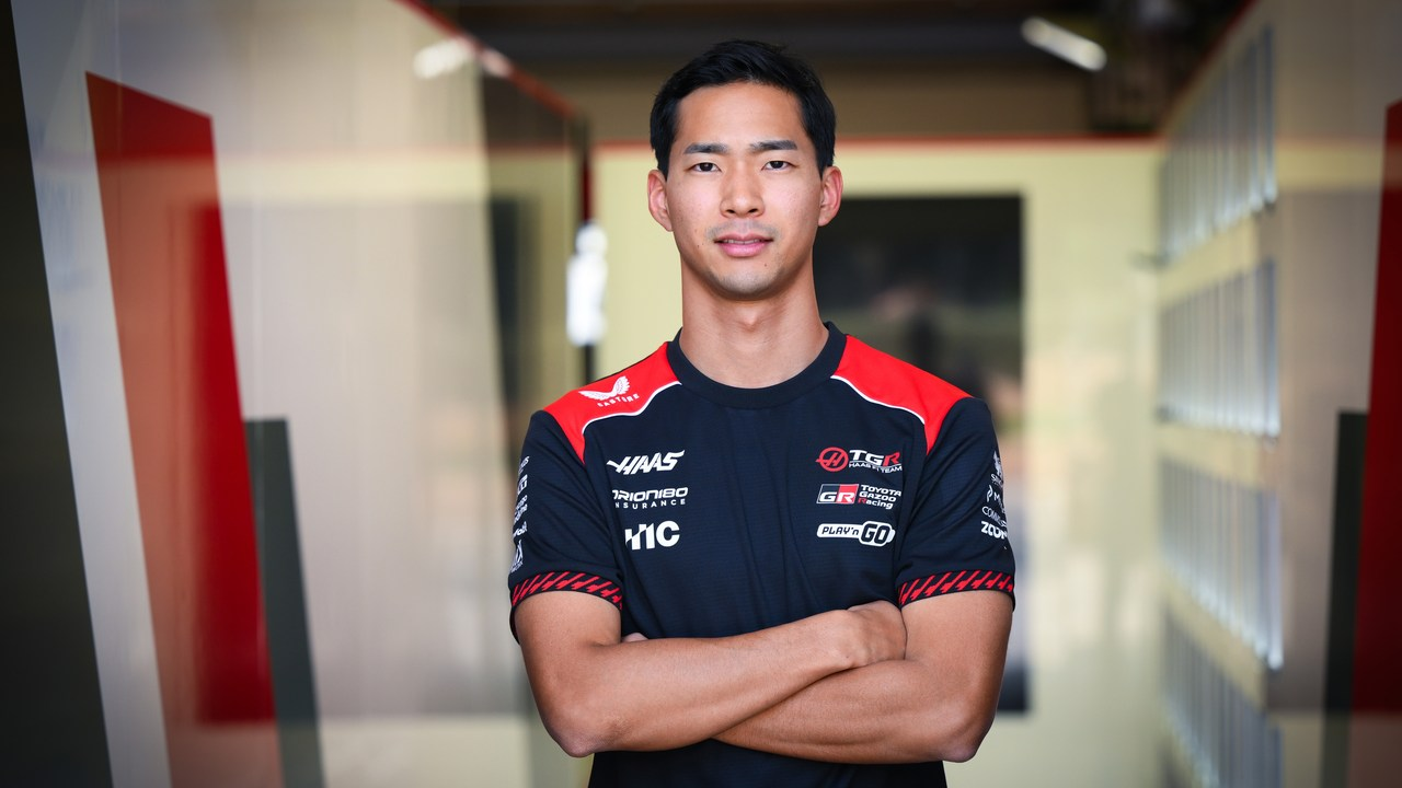 Ryo Hirakawa Haas Formula 1 komandasının geyimini geyinir