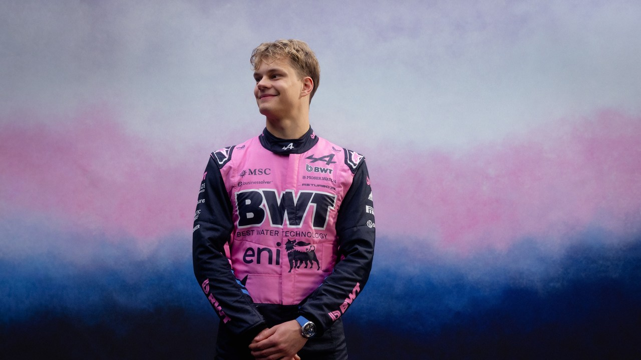 Pol Aron Formula 1 komandasının geyimində dayanır