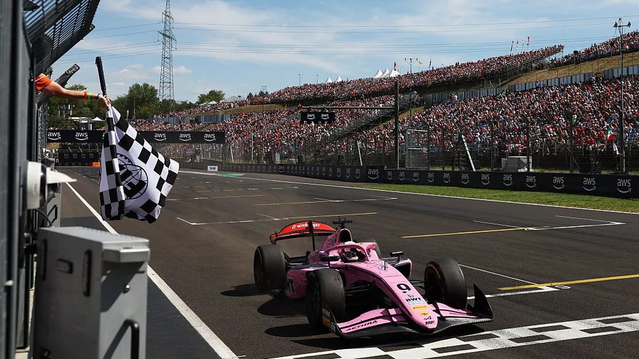 Qabriele Minì MP Motorsport avtomobili ilə finiş xəttini keçir
