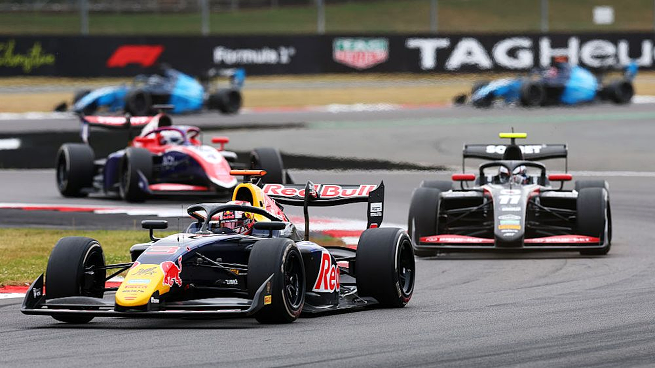 Qledis yarışdan sonrakı hökmdən sonra F3 Silverstone qələbəsini miras aldı