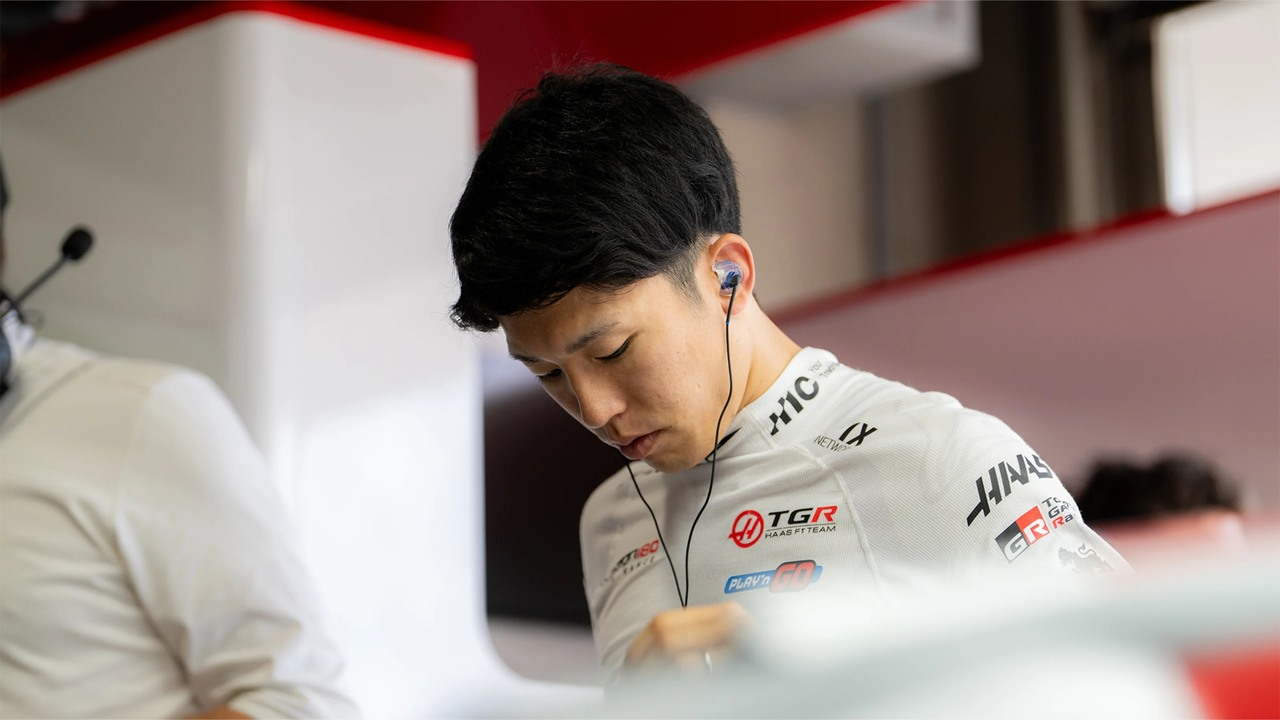 Japonský jezdec se připravuje v garážích Haas na okruhu Fuji Speedway