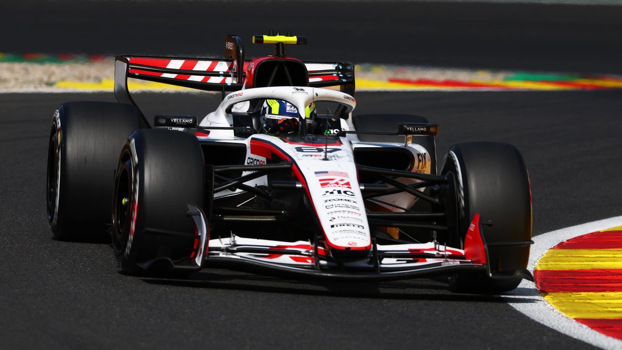 Spa-Francorchamps yarış trasında Haas VF-26 mühərriki ilə hərəkət edir