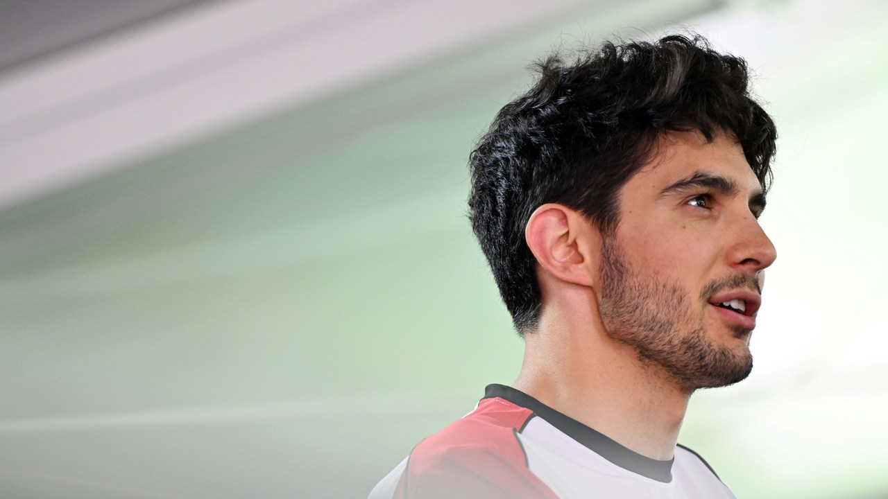 Esteban Okon Formula 1 yarış həftəsonu çıxışı zamanı
