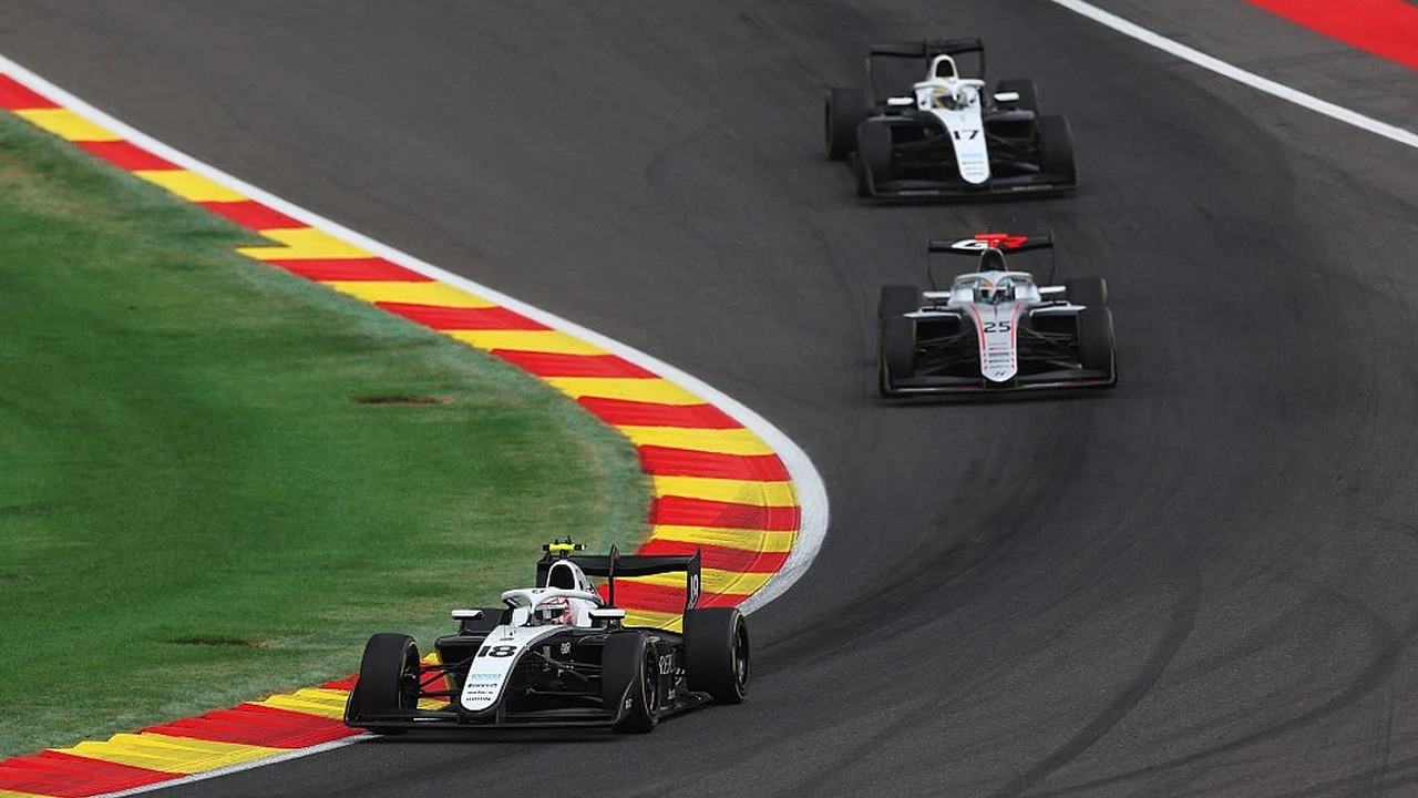 Mașini de Formula 3 se întrec pe circuitul de la Spa-Francorchamps