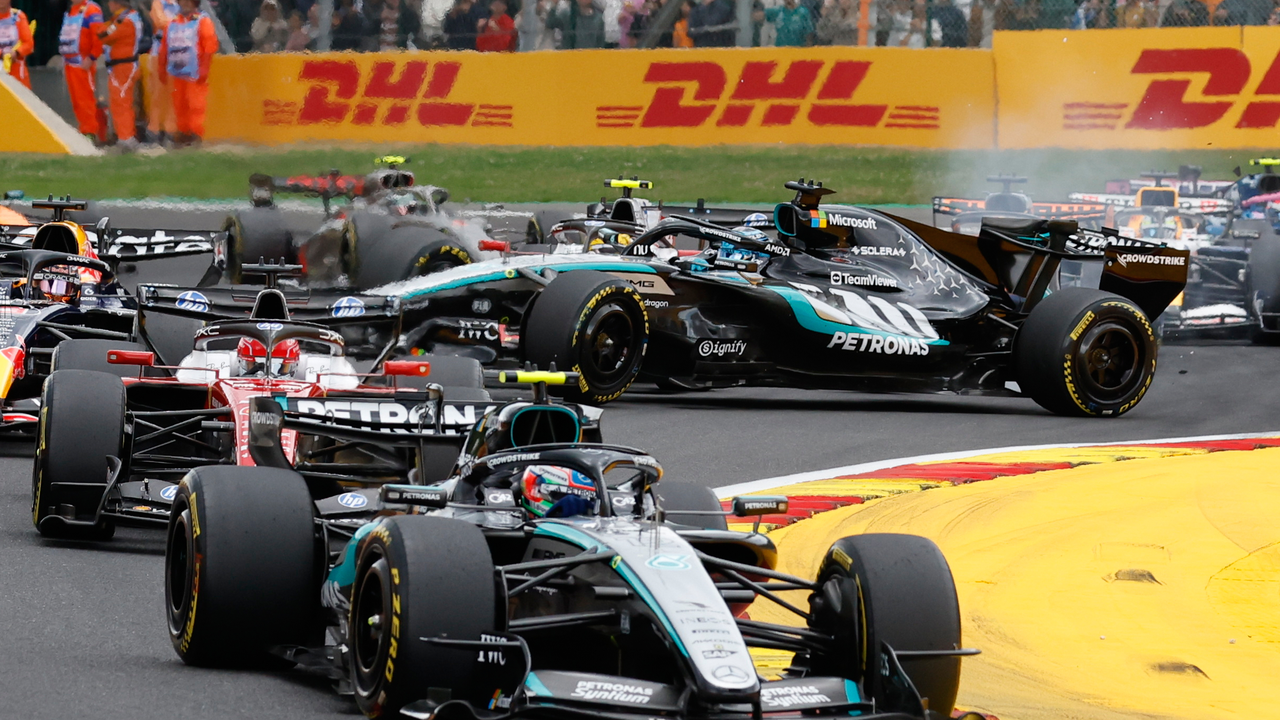 Monopodele de Formula 1 depășesc Mercedes-ul oprit al lui George Russell în primul tur de la Spa