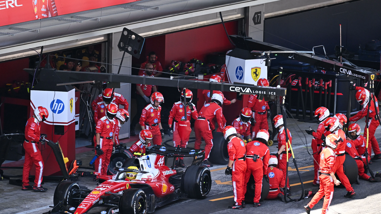 Lewis Hamilton a 44-es rajtszámú Ferrarival lépett be a boxba a barcelonai hétvégén.