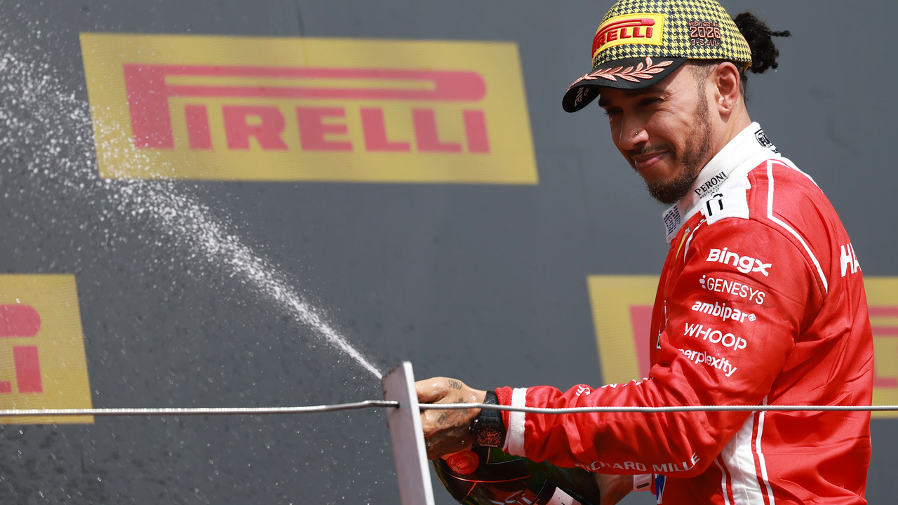 Lewis Hamilton a Ferrari dobogós helyezését ünnepli a Brit Nagydíjon