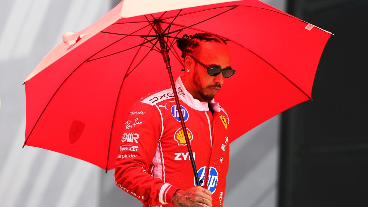 Luis Hamilton Ferrari-nin son uğurlarından sonra tituluna diqqətini yönəldib