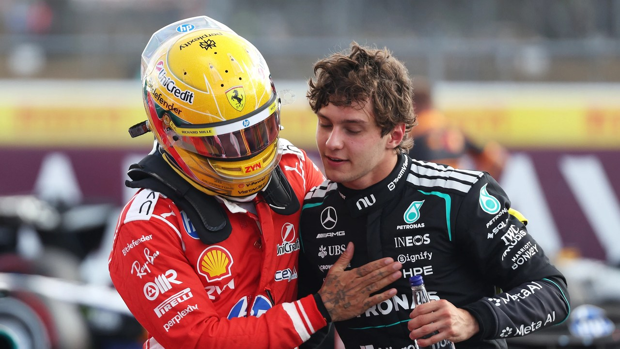 Luis Hamilton Formula 1 yarışından sonra Corc Rasselin yanında dayanır