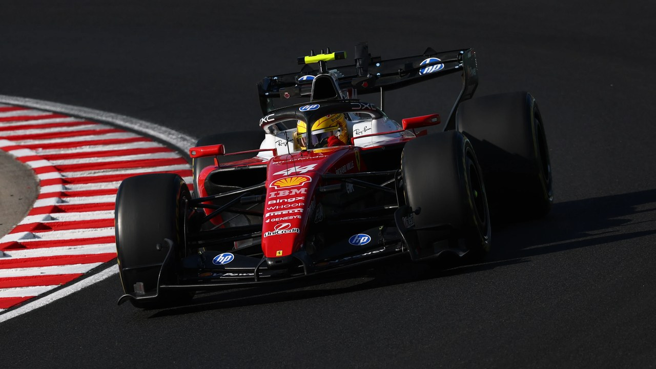 Luis Hamilton Macarıstanda məşq zamanı qırmızı Ferrari sürür