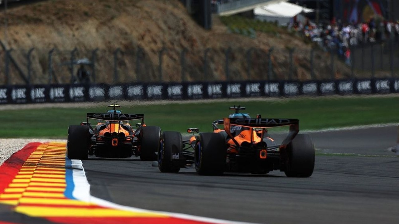 Dos coches McLaren de Fórmula 1 circulan por el circuito.