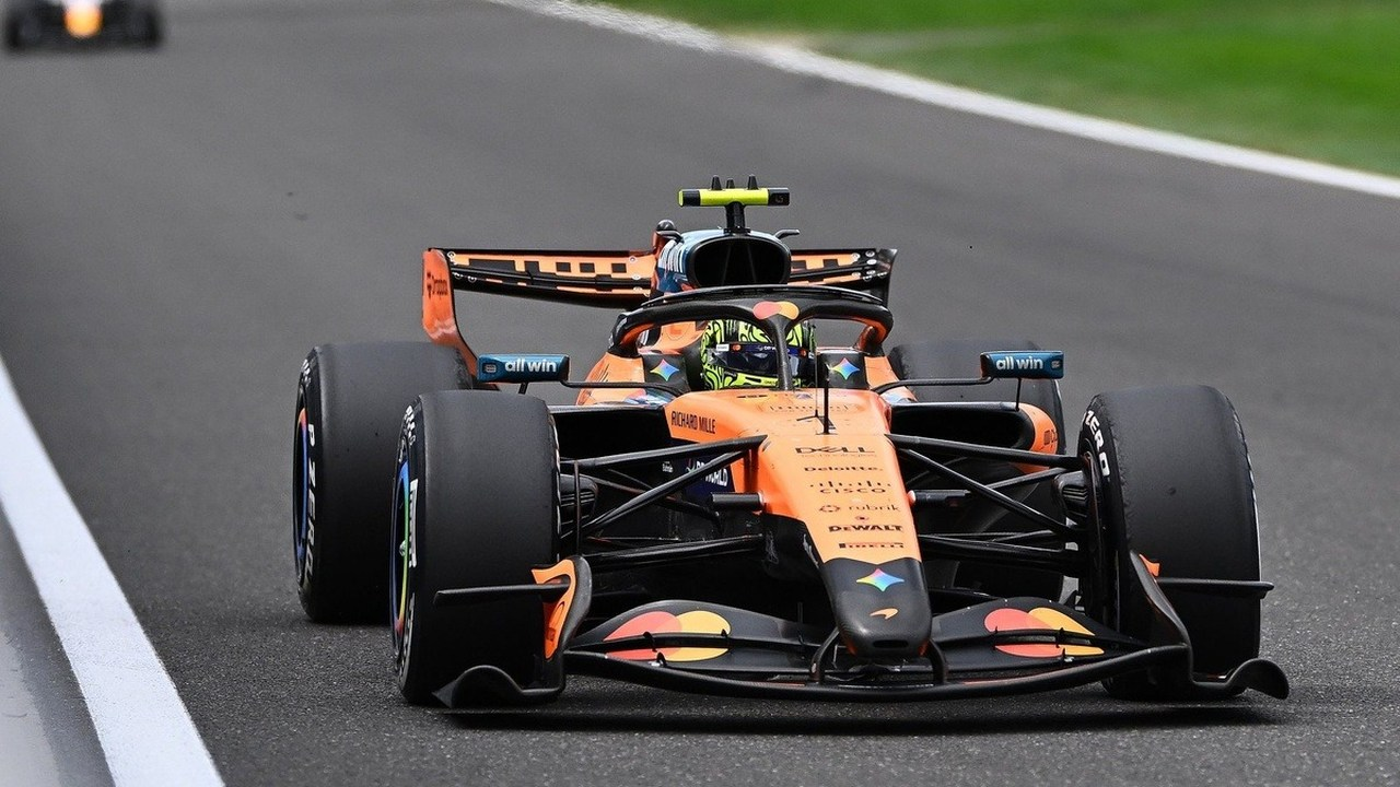 Un coche de Fórmula 1 de McLaren corre solo por el circuito.