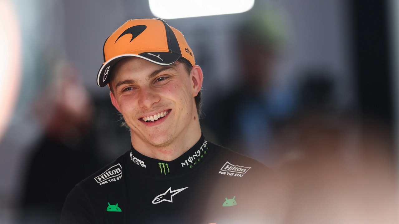 Oscar Piastri posa con la divisa del team McLaren