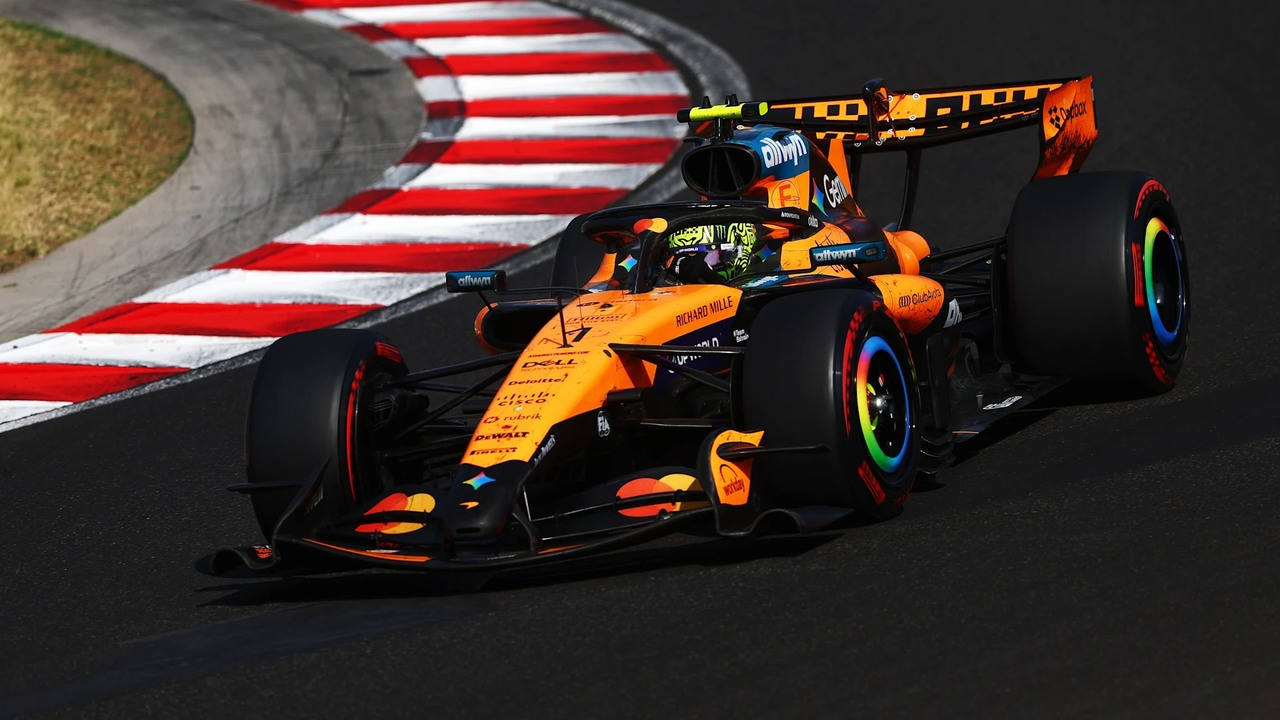 Lando Norris narıncı McLaren-i Hunqarorinqdə döngədən keçir