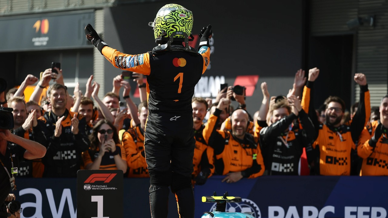 Lando Norris qollarını sevinclə qeyd edən McLaren komandasına tərəf qaldırır