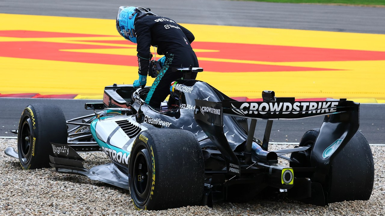En Mercedes Formel 1-bil kör på banan