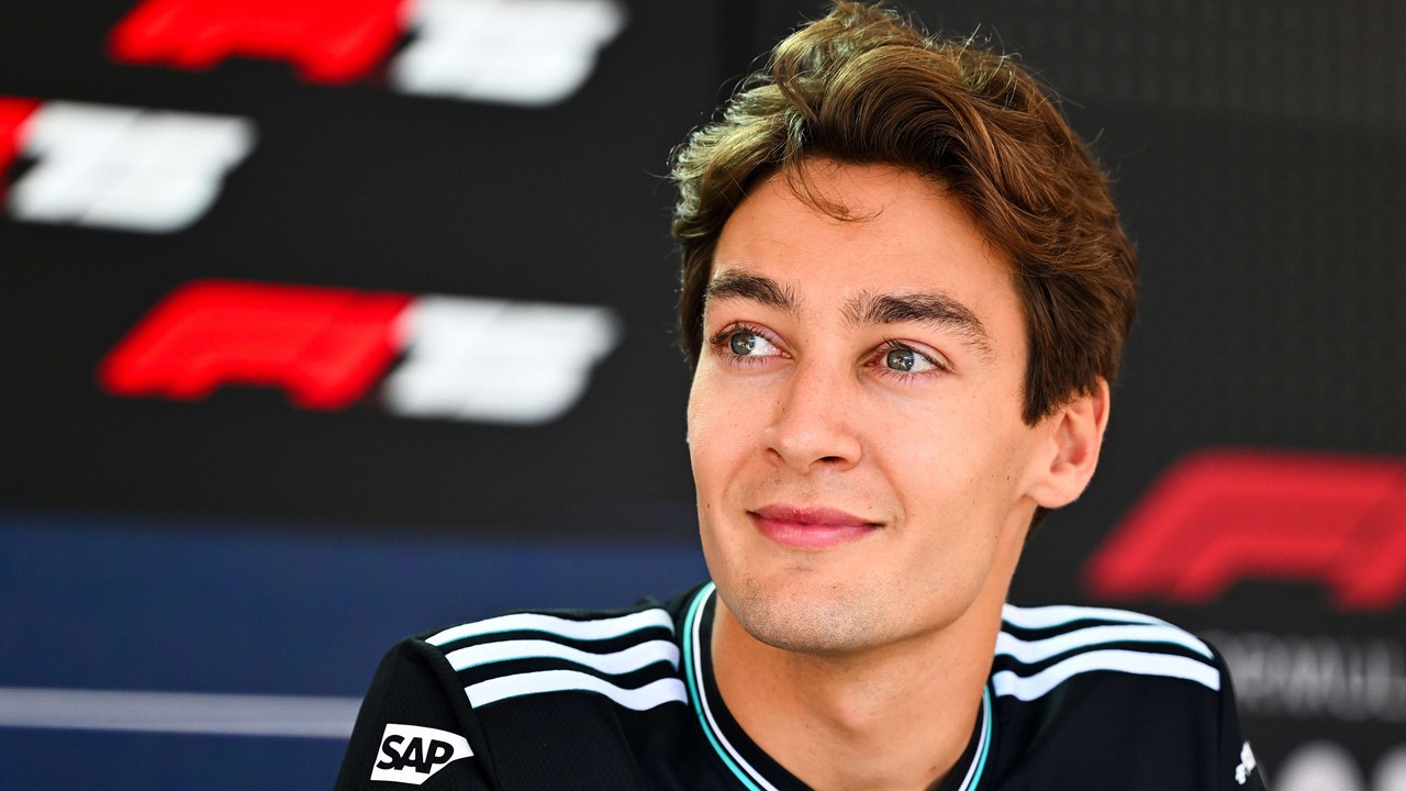 George Russell talar i Formel 1-depån