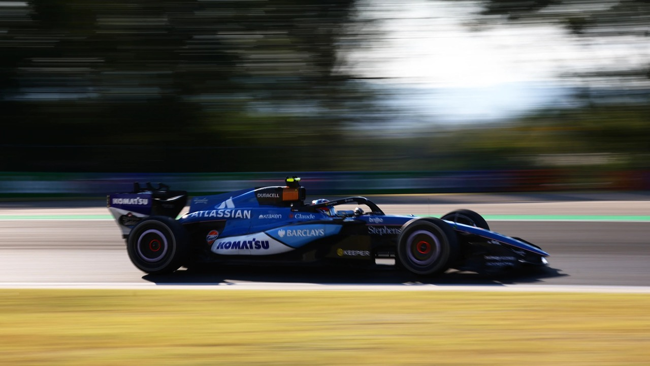 O mașină de Formula 1 Alpine trece printr-un viraj la Hungaroring