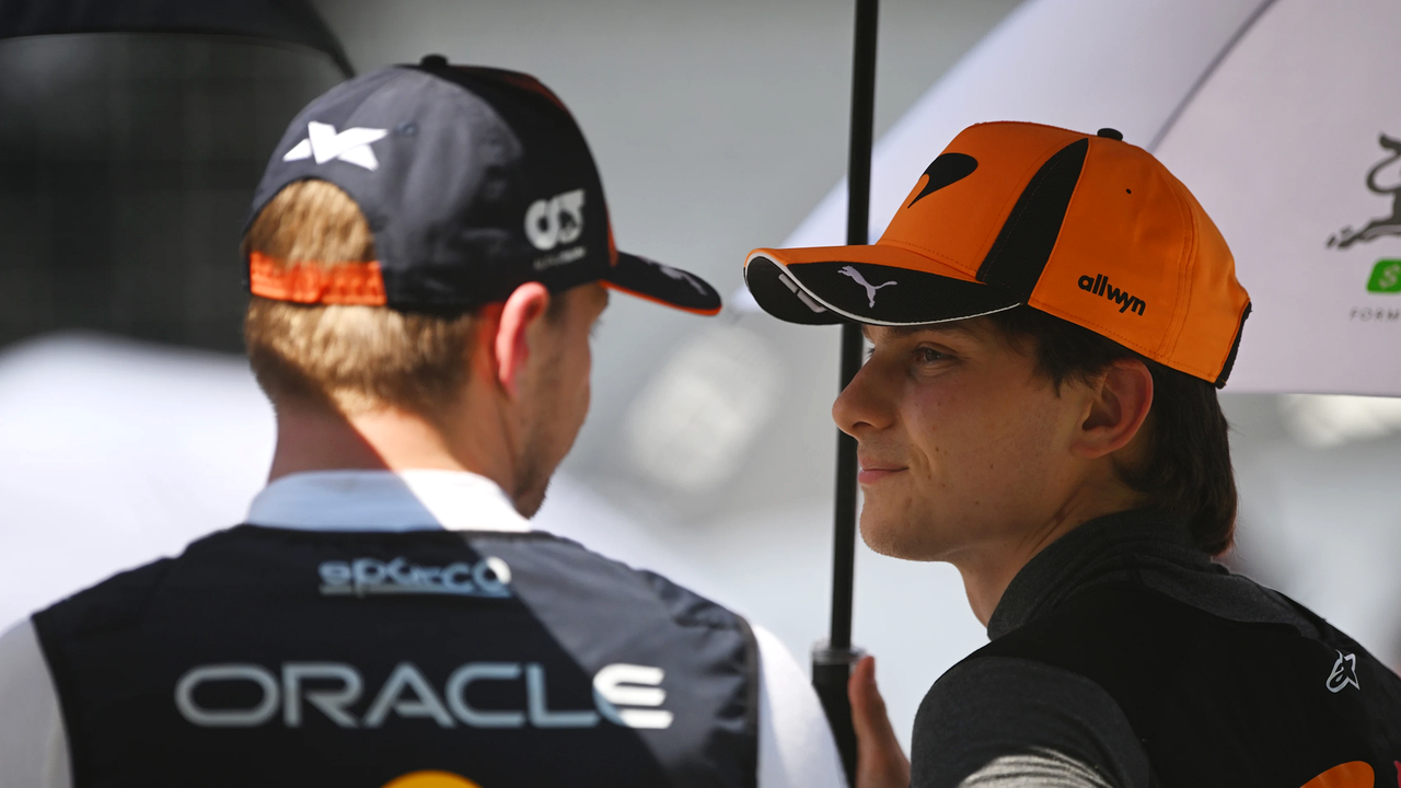 Max Verstappen sa rozpráva s jazdcom McLarenu Oscarom Piastrim počas víkendu Formuly 1 v roku 2026