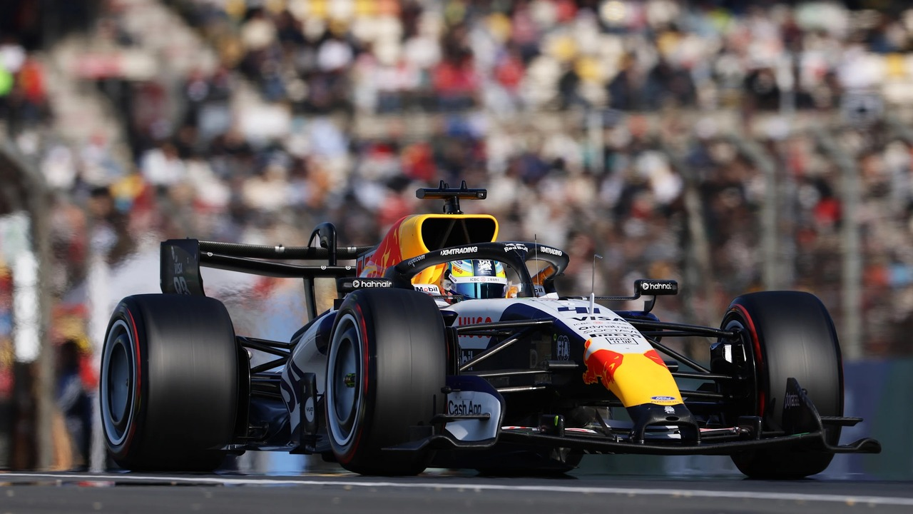 Arvid Lindblad guida la monoposto di Formula 1 del team Racing Bulls.