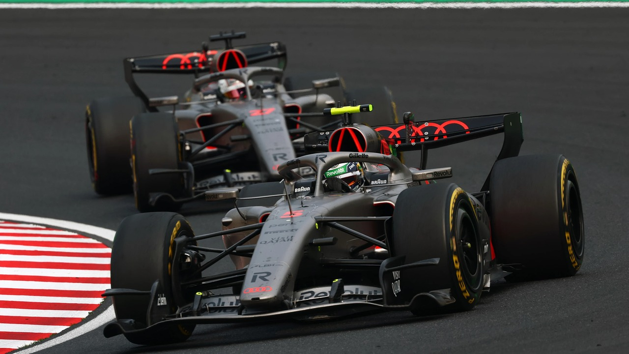 Na okruhu jezdí dva vozy Audi Formule 1 společně