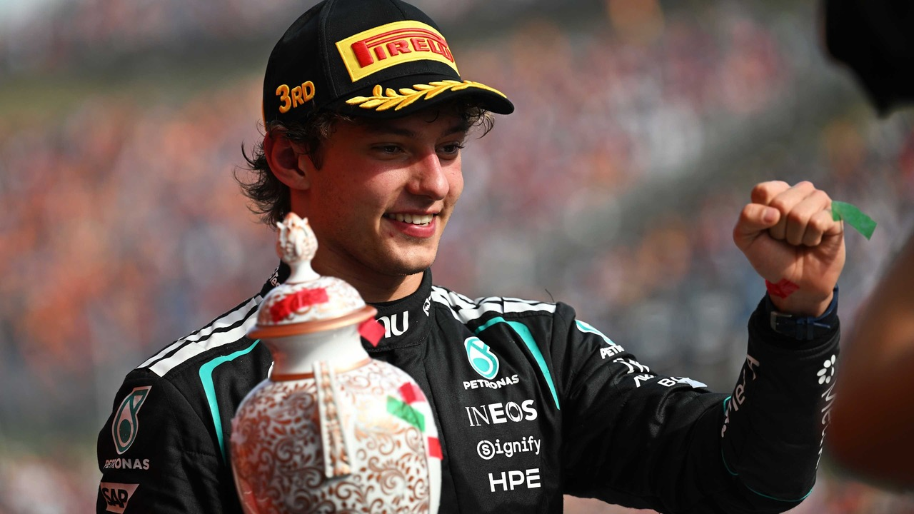George Russell festeggia dopo una gara di Formula 1