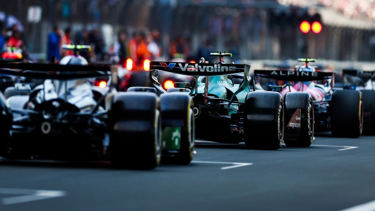 Formula 1 cars race closely on the circuit