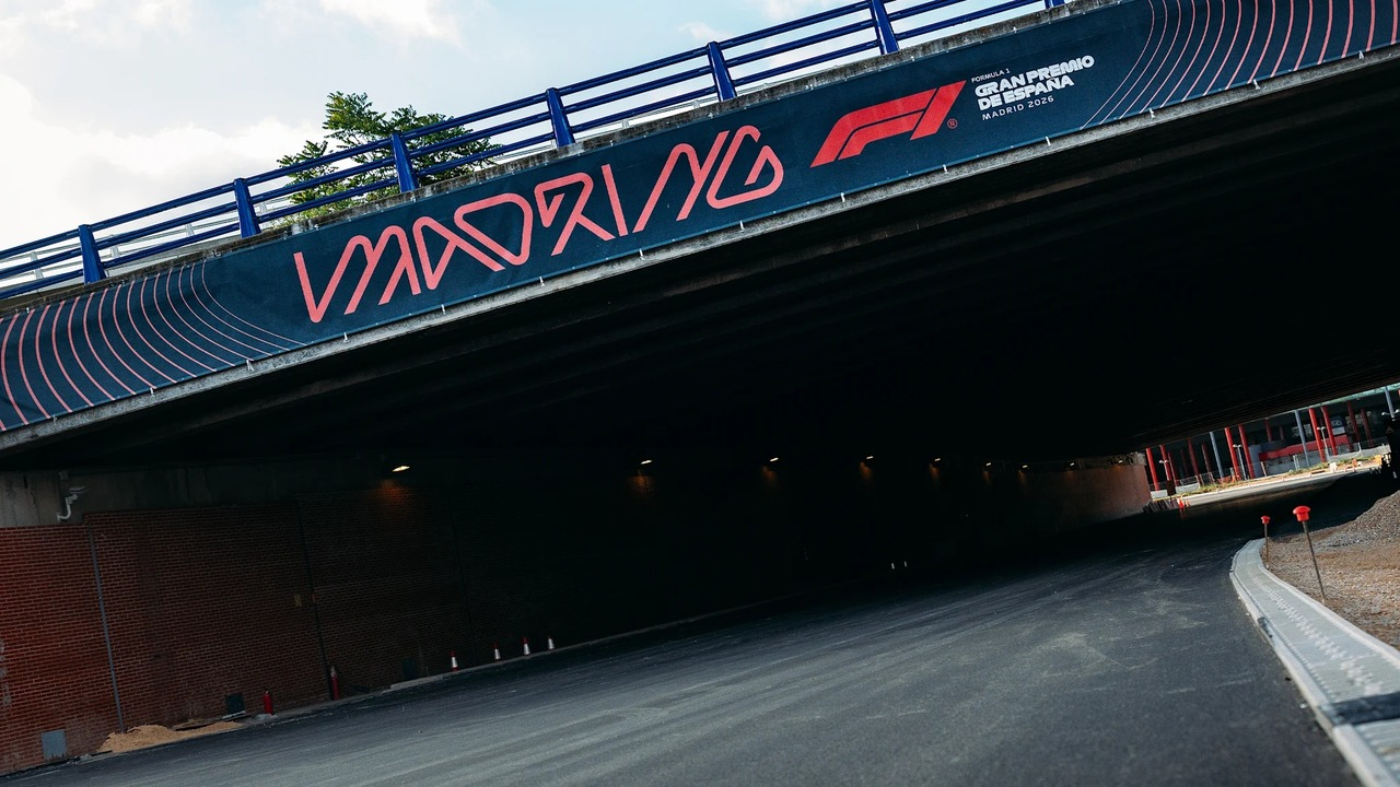 Branding-ul MADRING acoperă un pod deasupra unui drum de acces circuit