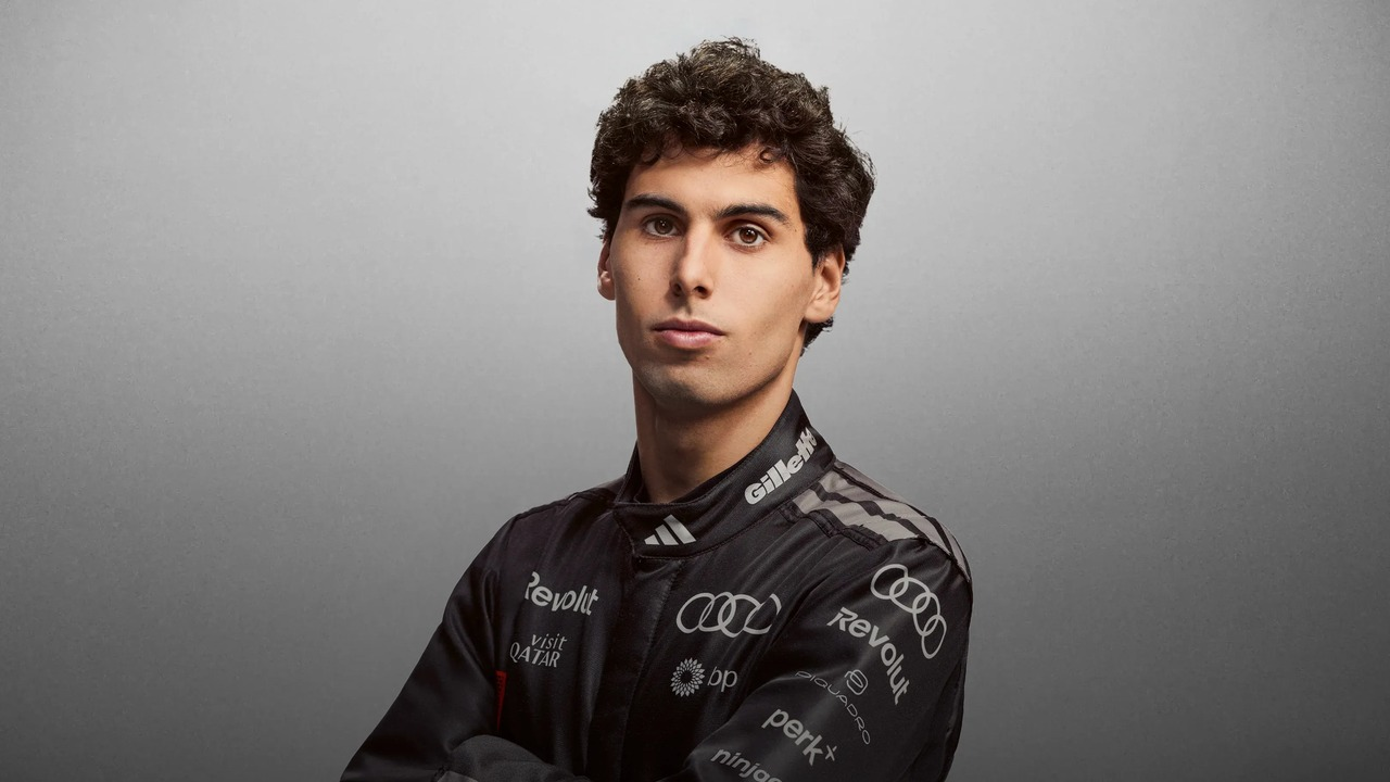 Gabriel Bortoleto steht in einem Audi Formel-1-Rennanzug