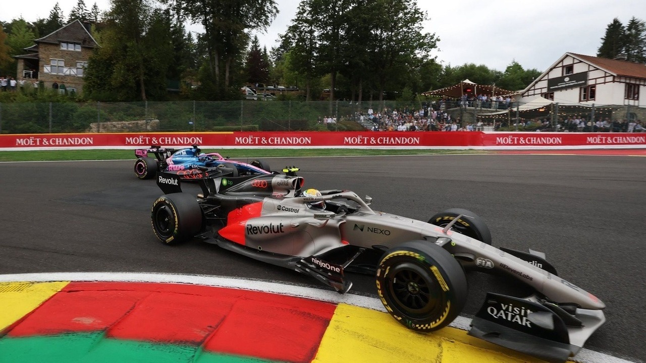 Ein Formel-1-Wagen aus dem Jahr 2026 fährt durch eine Kurve.