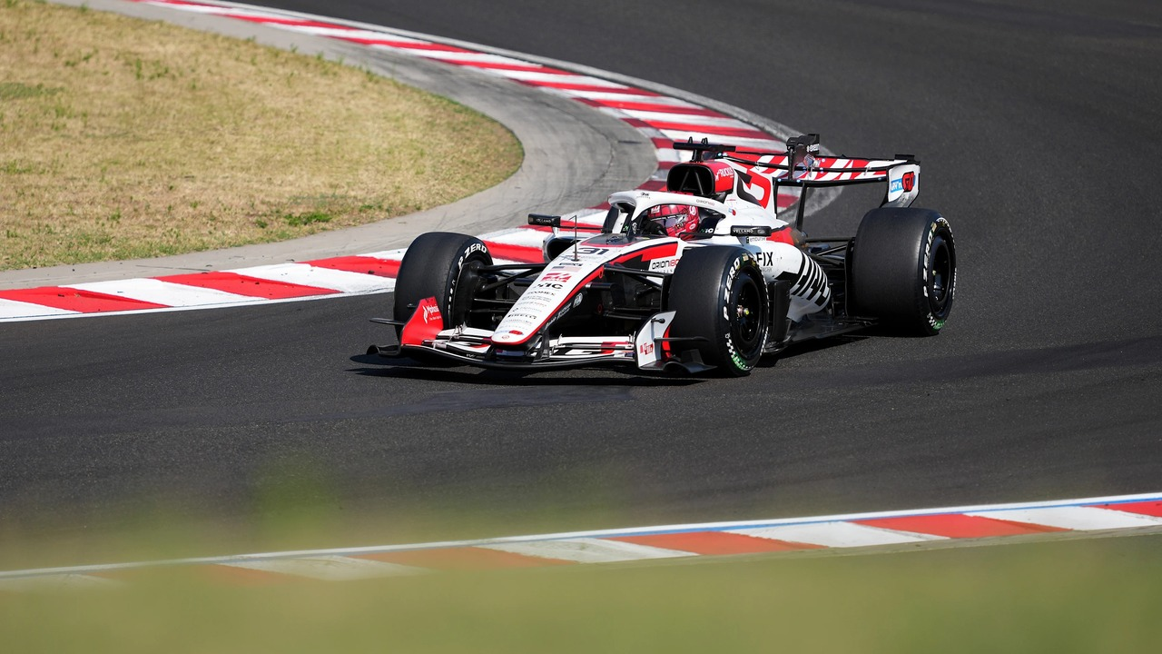 Ein Haas-Formel-1-Wagen fährt auf der Rennstrecke.