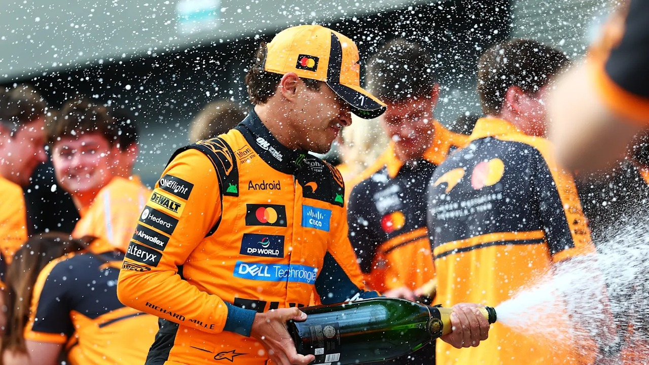 Piloții McLaren sărbătoresc alături de membrii echipei