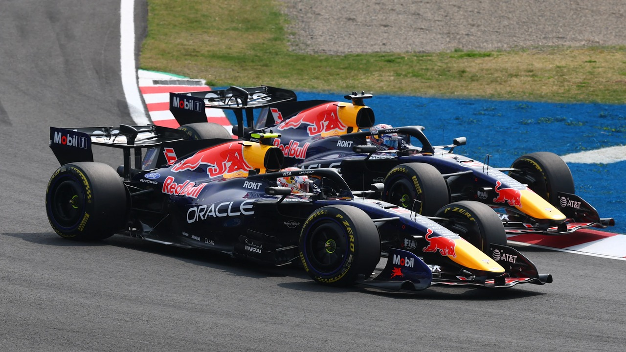 Τα αυτοκίνητα της Red Bull των Max Verstappen και Isack Hadjar τρέχουν δίπλα-δίπλα