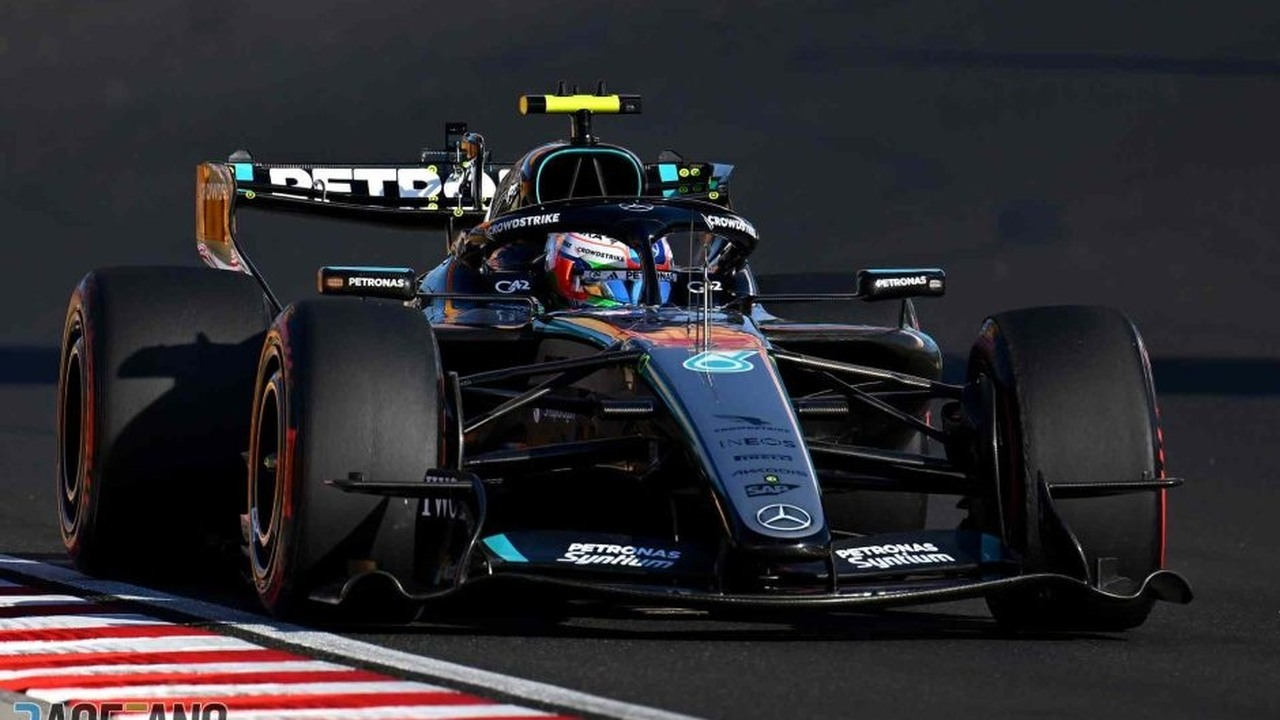 Vůz Formule 1 Mercedes jede pod světly v Las Vegas