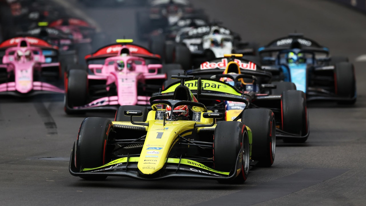 Le auto di Formula 2 gareggiano insieme su un circuito