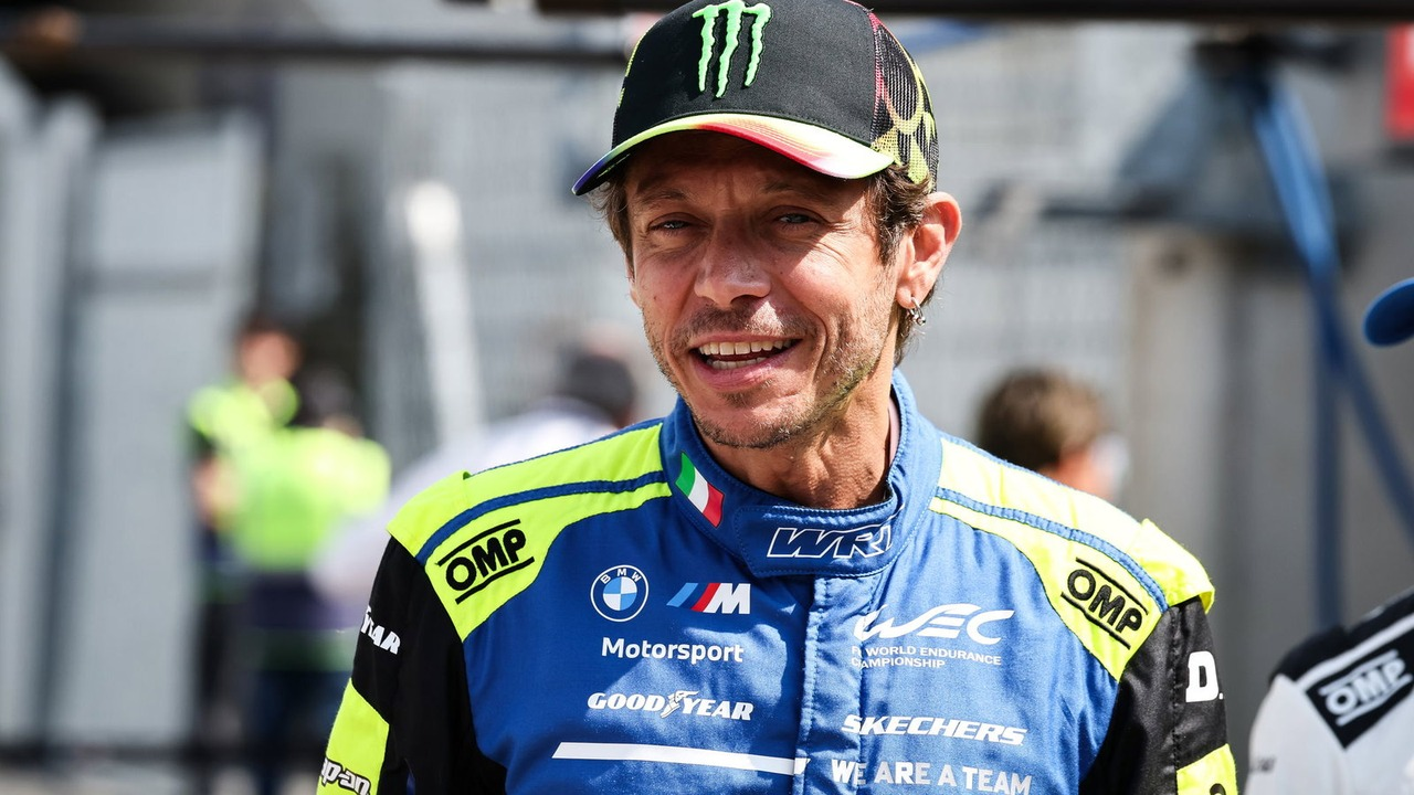 Valentino Rossi lächelt in BMW-Rennkleidung