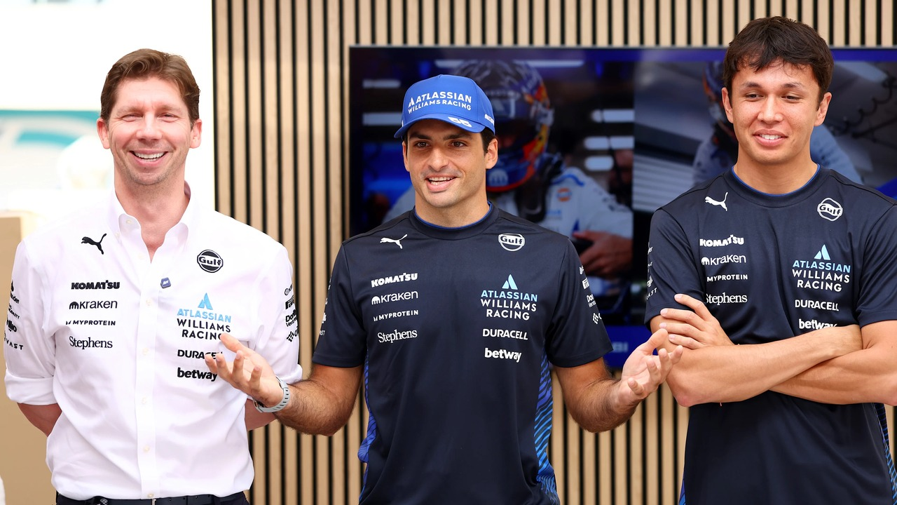 James Vowles stands with Carlos Sainz and Alex Albon